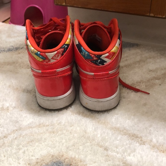 Nike Big Kids Jordan 1 Mid SE "Barcelona Red Patent" Chile Rd/Wht-Pollen - Picture 4 of 8